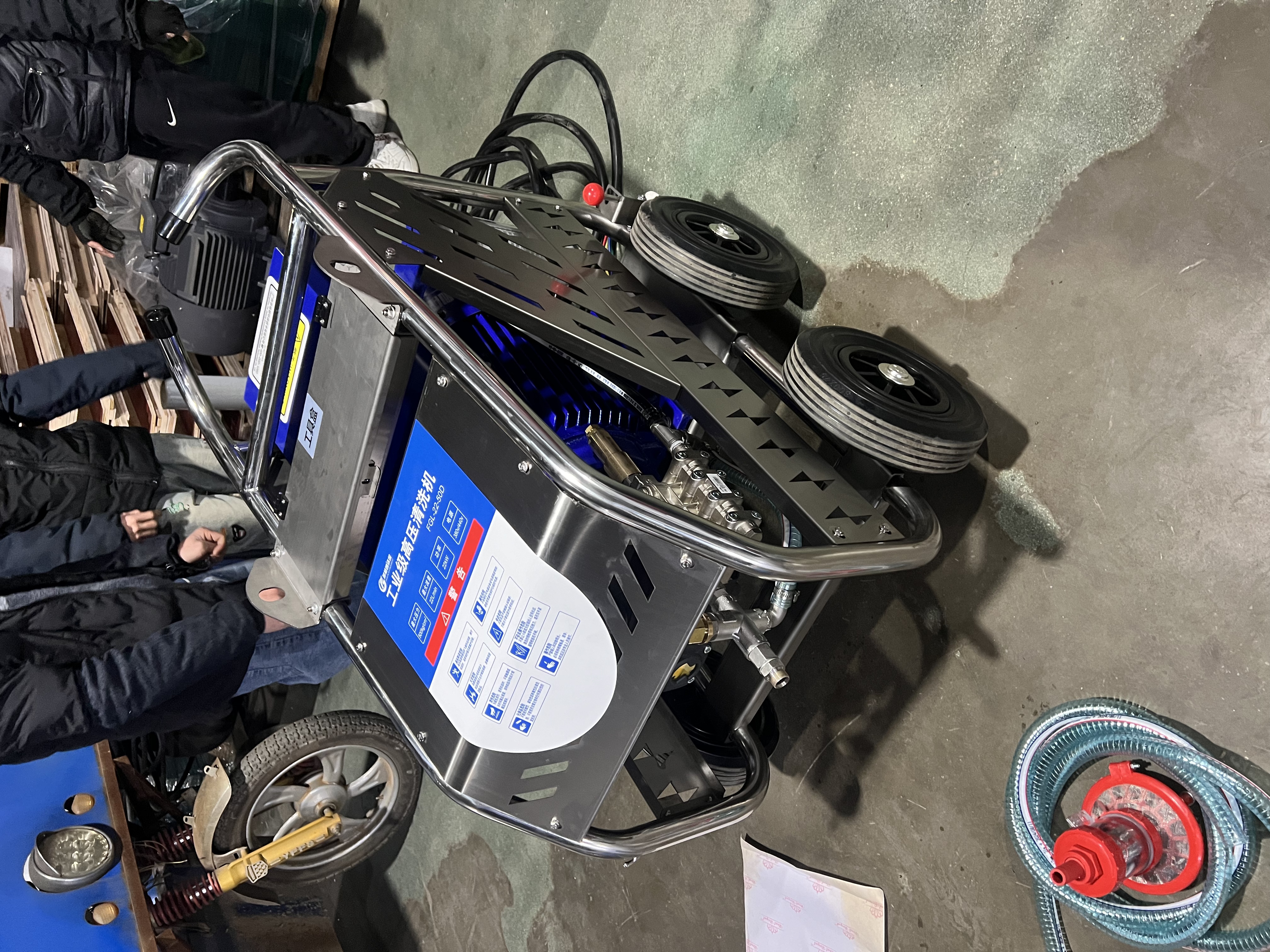 菲格朗1500公斤高壓拉毛機及超高壓水除銹除漆技術(shù)亮機